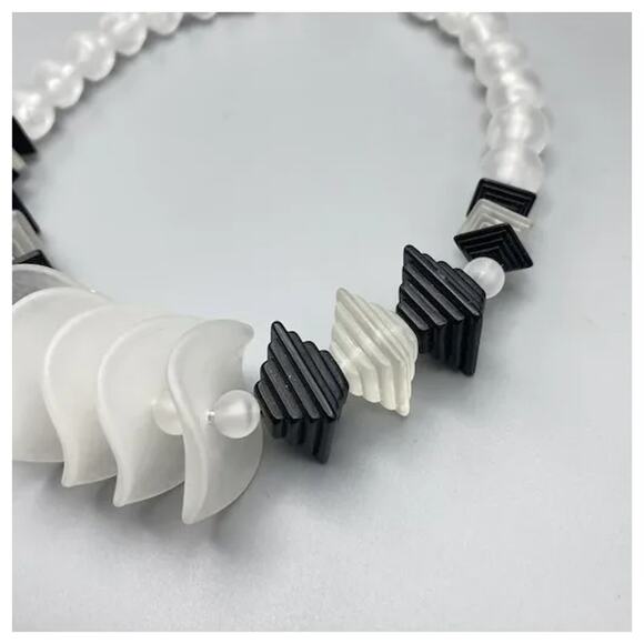 Frosted Lucite Black and‎ White Plastic Statement Necklace Vintage - Picture 4 of 6